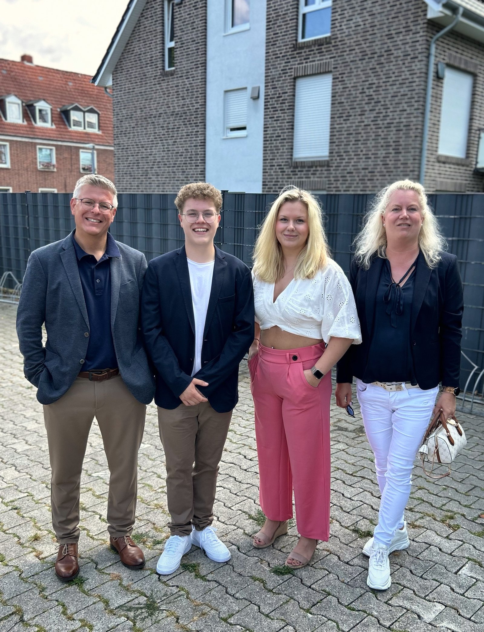 Tobias Sedlatschek mit Freunden bei einem gemeinsamen Ausflug in Meppen.